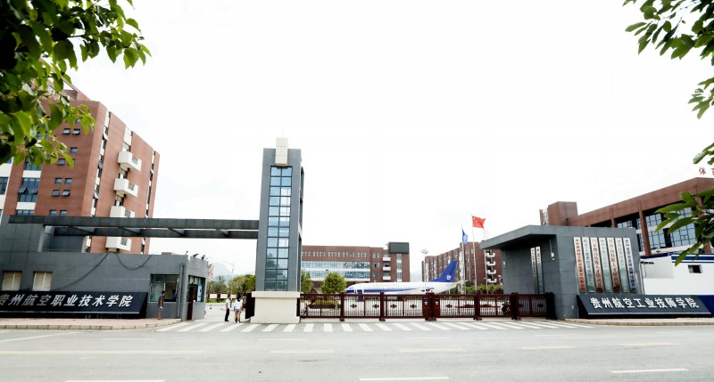 學(xué)院大門